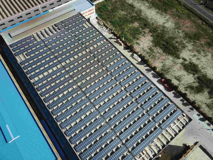 该项目位于靖江华洋电力机械制造有限公司厂房屋顶,屋面为马鞍板屋顶